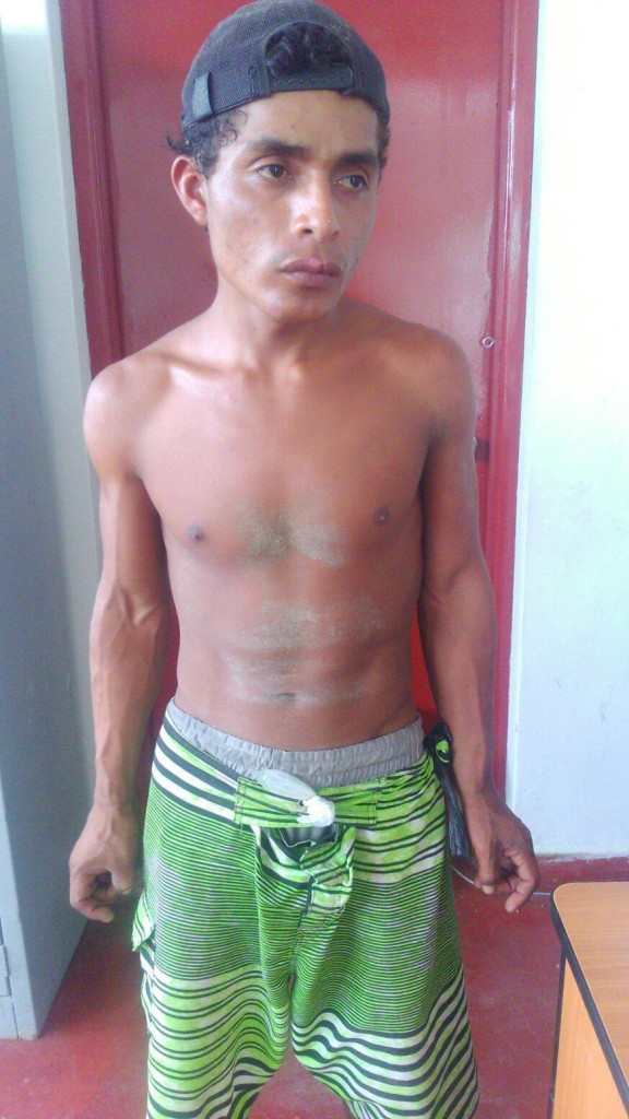 A Jonathan Loayza Cruz (24) , alias “El Fumón”, se le encontró en posesión 10 'ketes' de PBC. Foto: Cortesía PNP Piura
