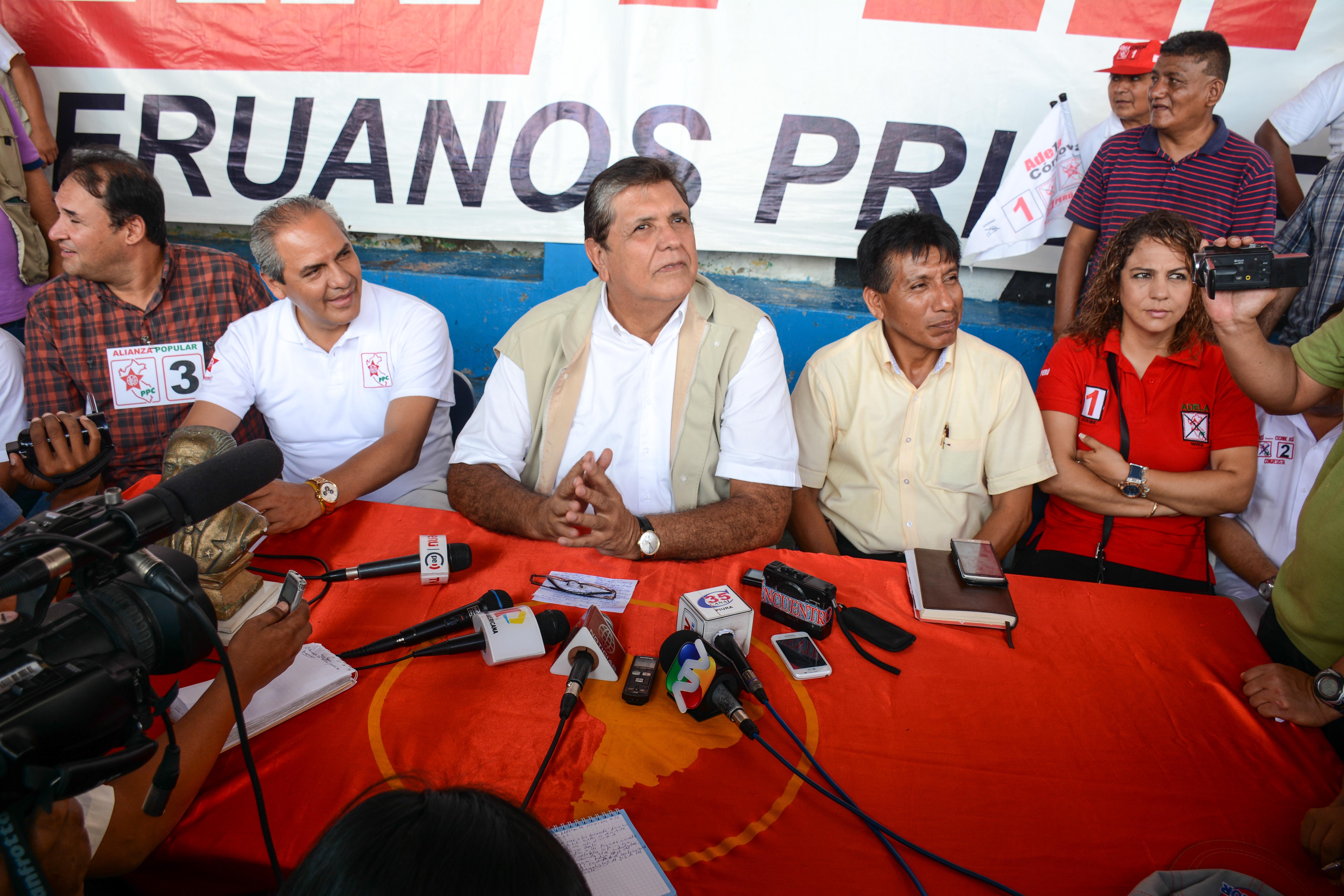 El líder aprista estuvo acompañado de los candidatos regionales al congreso por Alianza Popular. Foto: WALAC / Gonzalo Varillas