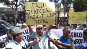 Moreadores piden que el juez Meza sea retirado del Poder Judicial. Foto: Walac Noticias / César MAsías.