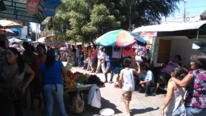 Comerciantes informales en el mercado de Piura. Foto: Walac Noticias / César Masías.