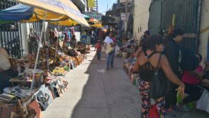Los comerciantes informales volvieron a ocupar zonas "liberadas" por la MPP. Foto: Walac Noticias / César Masías.