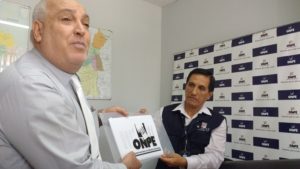 Enrique Caminati recibió el Kit electoral para empezar con la recolección de firmas para la salida de Carlos Távara, el alcalde de Sullana. Foto: Rita García