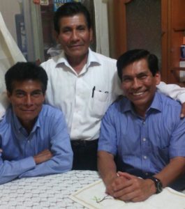 Con sus hermanos Pablo Crispín y Oscar Hernández Calderón