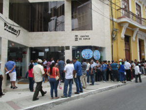 En Profuturo AFP, la fila se extendió desde temprano. Los afiliados acudieron a pedir información. Foto: Carlos Chunga