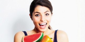 Consumir frutas y verduras para rehidratarse y cuidar la piel.