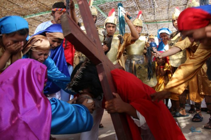 Cincuenta jóvenes de la Fundación Luis Felipe Ruiz Coronado – Vice Mi Tierra Querida participaron de la escenificación de la vía crucis. Fotos: Hayro Simbala