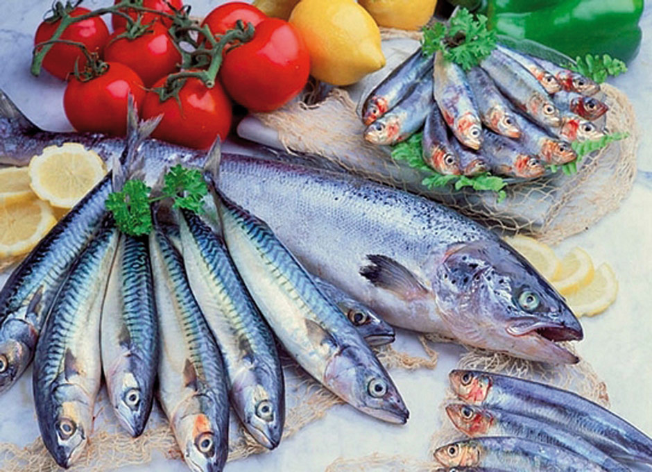 El aceite Omega 3 que contienen los pescados azules, como la caballa, bonito y jurel, contribuye a controlar la hipertensión.
