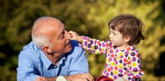 Los abuelos que cuidan a sus nietos tienden a vivir más