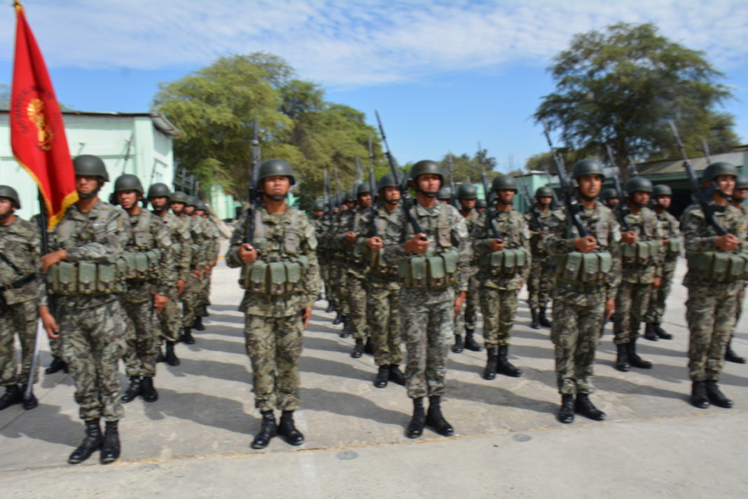 SOLDADOS. EJÉRCITO PERUANO. PIURA. CUARTEL GRAU. DESFILE