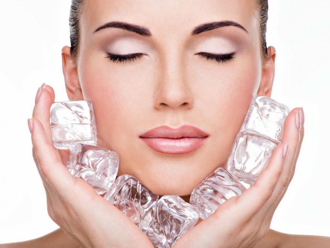 4 beneficios de aplicar cubos de hielo en tu rutina de belleza