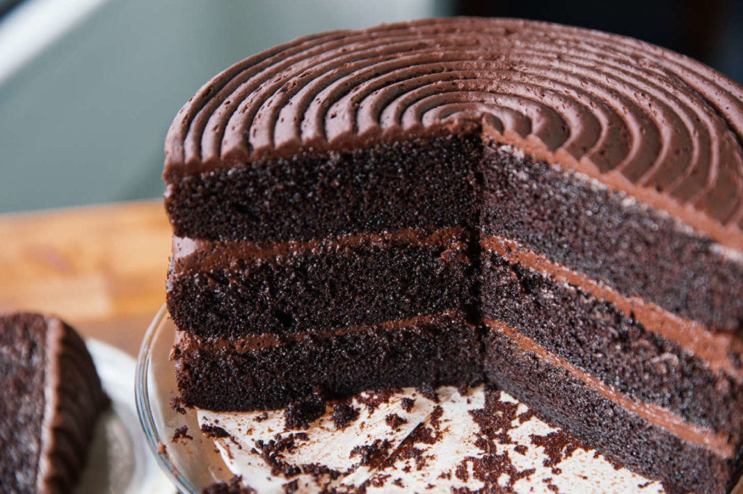 Desayunar torta de chocolate podría ayudarte a bajar de peso