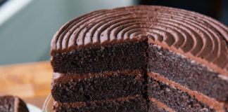 Desayunar torta de chocolate podría ayudarte a bajar de peso