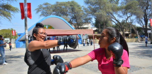 BOX FEMENINO. Didi Llacsahuache y Rosa Jiménez son jóvenes que practican el deporte del box. Foto Walac Noticias