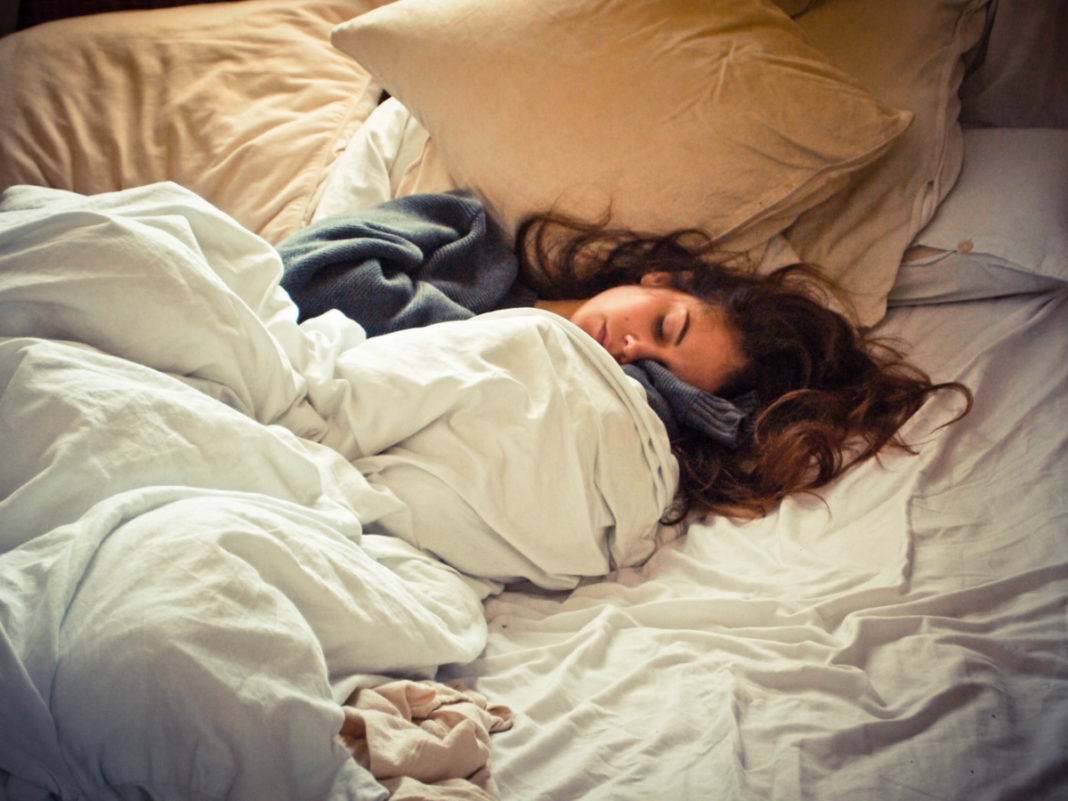 Conoce estos 4 beneficios de dormir desnuda