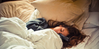 Conoce estos 4 beneficios de dormir desnuda
