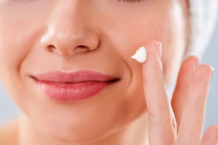 Aprende cómo cubrir los granitos de la cara en 5 pasos