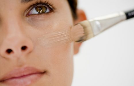 Aprende cómo cubrir los granitos de la cara en 5 pasos