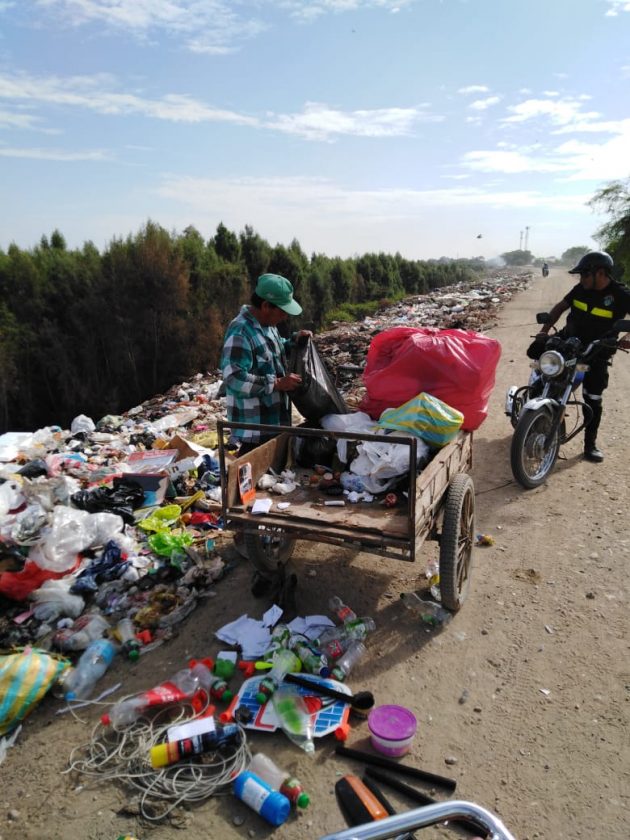Multan a tricicleros que arrojan basura y desmonte en la vía pública