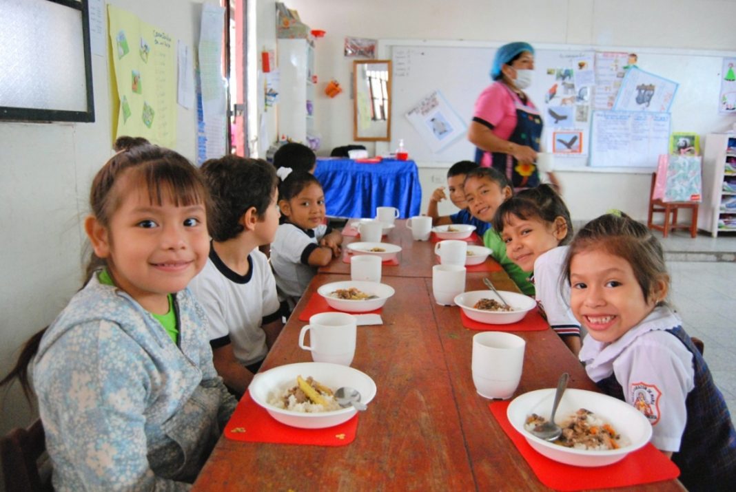 Más de 300 mil escolares se benefician con servicio alimentario en Piura