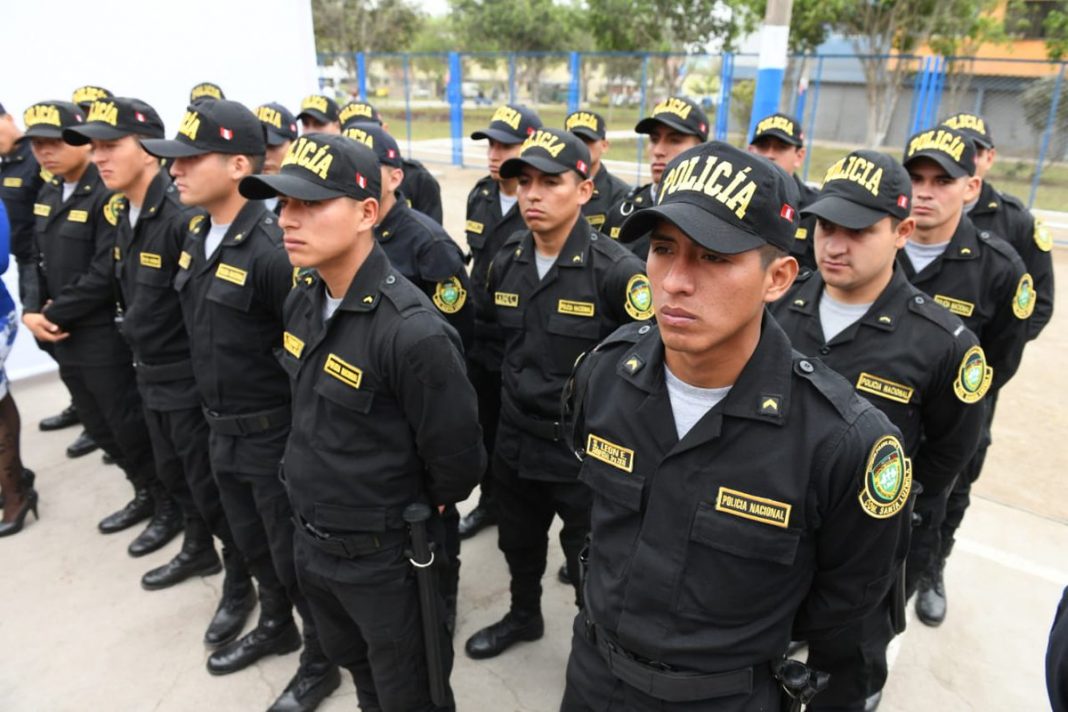 Policías en Piura