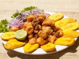 CHICHARRÓN CON PLATANOS. GASTRONOMÍA. COMIDA PERUANA. RECETA