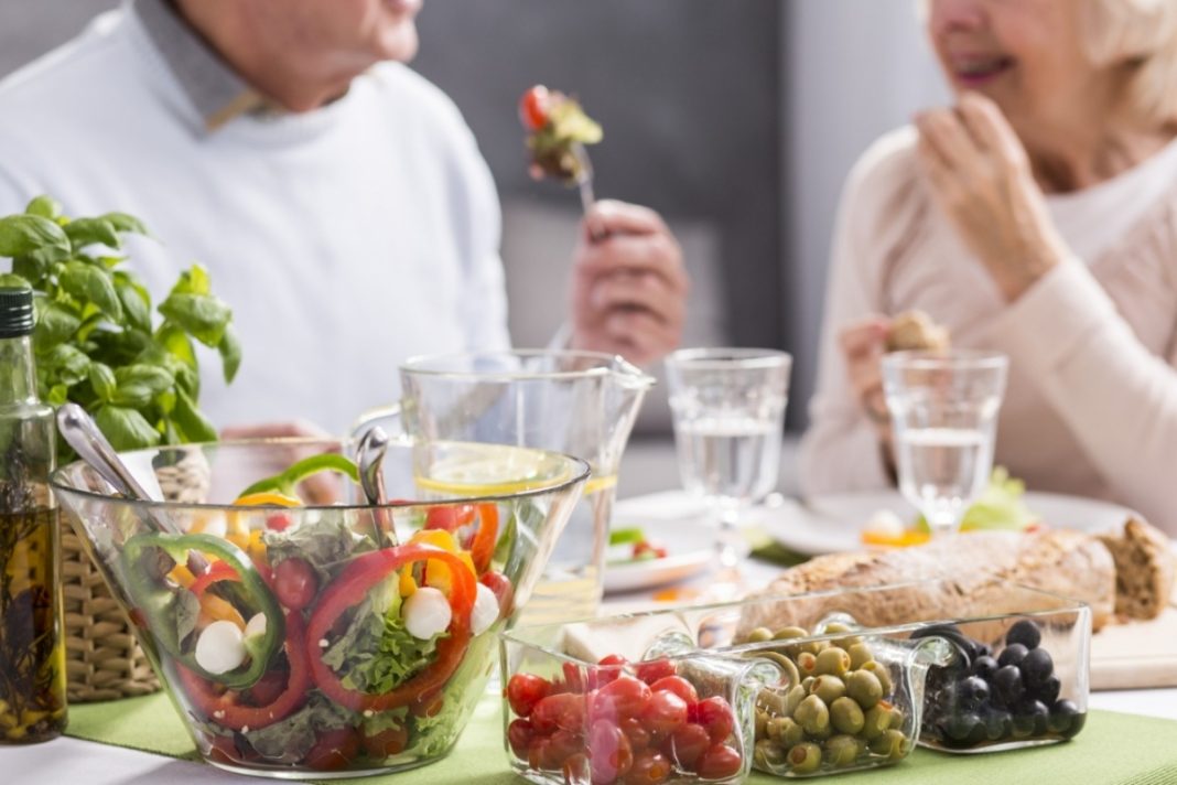 ¿Cómo mantener un estado nutricional óptimo en los adultos mayores?