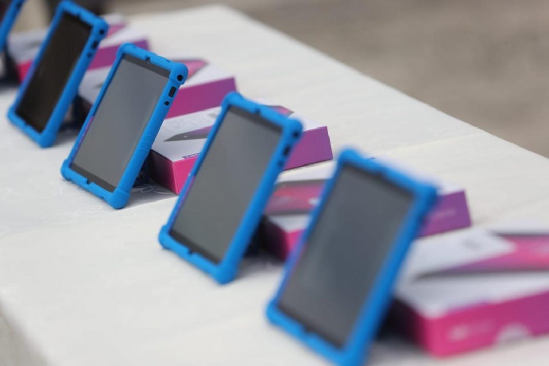 Entregan tablets a estudiantes de Tambogrande