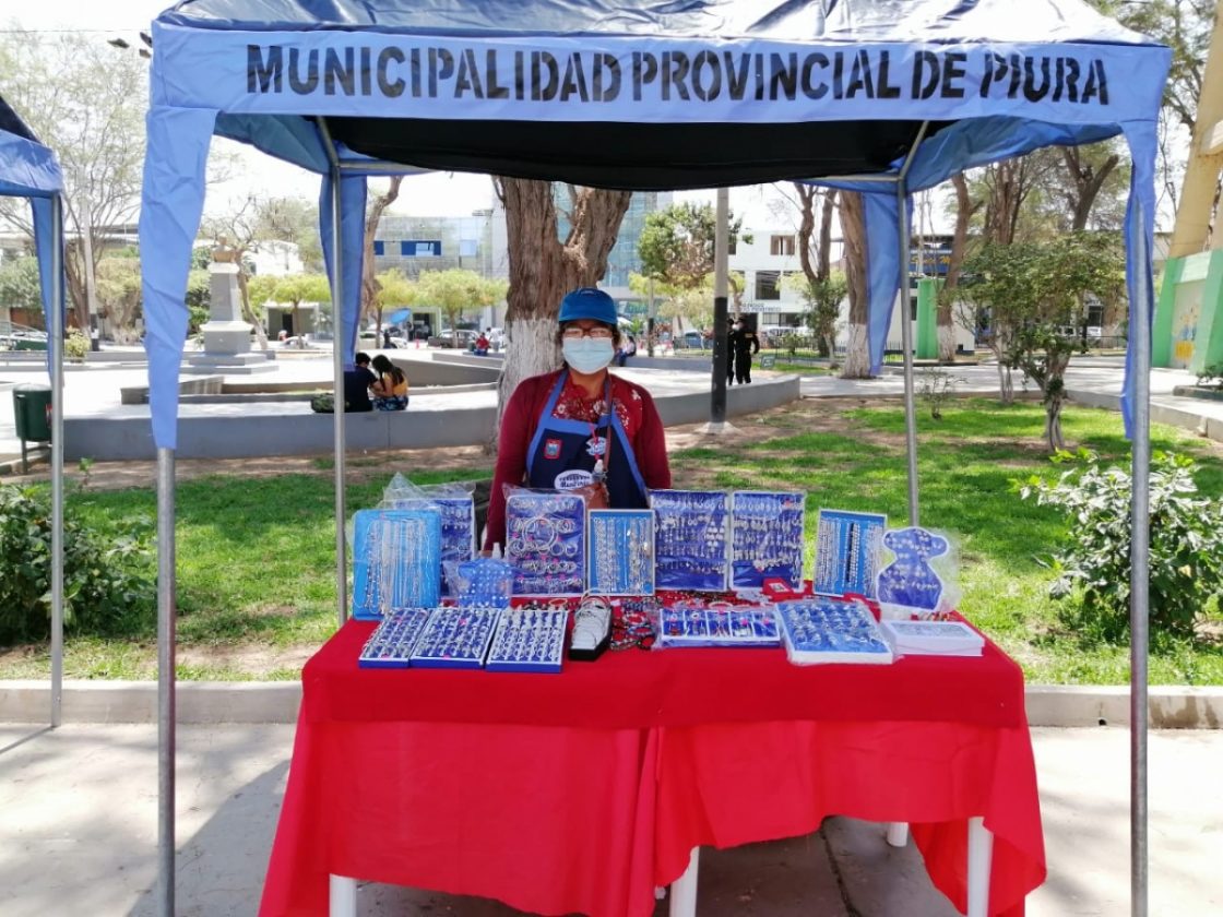 Feria artesanal navideña en el parque infantil de Piura