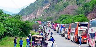 Vehículos quedan varados por huaicos en carretera de Huancabamba