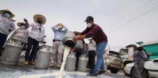 Ganaderos derraman leche en Arequipa