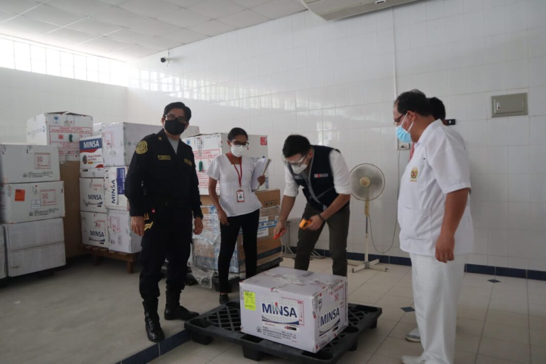 2 mil 340 dosis de la vacunas Pfizer llegó este lunes a la región Piura para inmunizar a los efectivos policiales contra la covid-19.