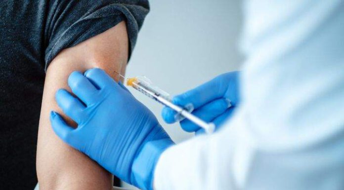 ¿Puedes vacunarte contra la influenza si ya te inmunizaron contra el covid-19?