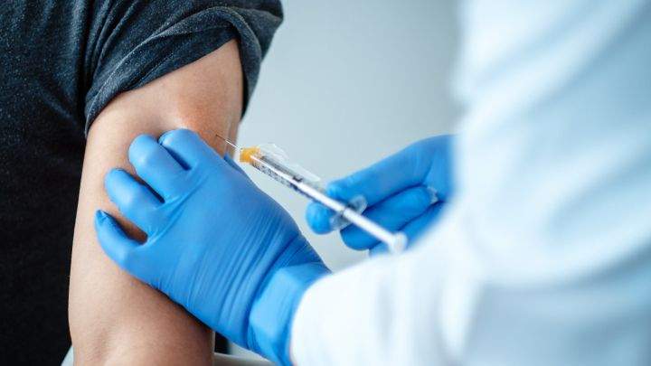 ¿Puedes vacunarte contra la influenza si ya te inmunizaron contra el covid-19?