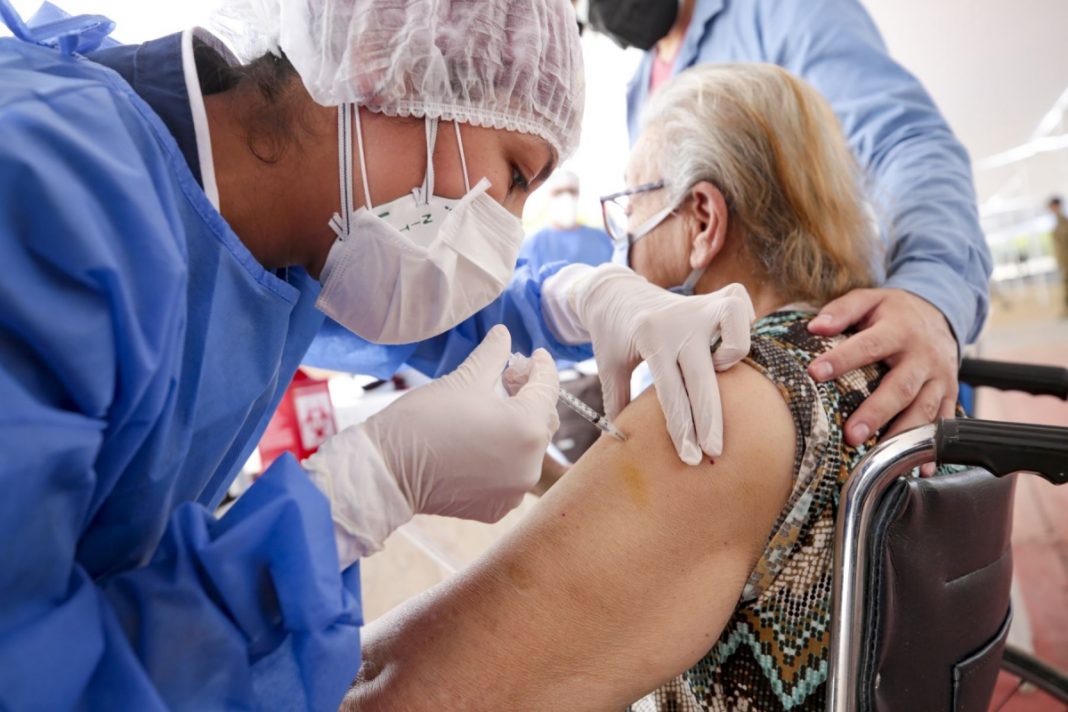 Vacunación a adultos mayores en Piura superan las 87,000 dosis aplicadas