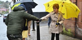 Escocia reanuda los viajes internacionales y permite los abrazos y visitas