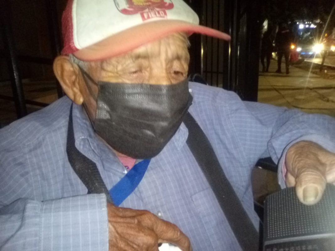 Abuelito de 79 años pide ayuda para pagar su silla de ruedas