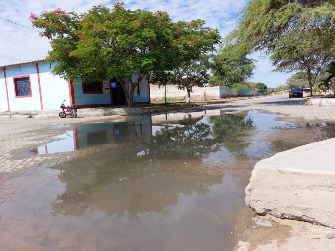 Aguas servidas impiden trabajo de personal de la Onpe cerca de local de votación en Catacaos