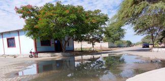 Aguas servidas impiden trabajo de personal de la Onpe cerca de local de votación en Catacaos