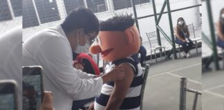 Hombre se vacuna covid disfrazado de 'Plaza Sésamo' en honor a su hijo que murió de cáncer
