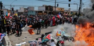 Marcha conta la inmigración en Chile acaba con la quema de colchones y juguetes de venezolanos sin techo