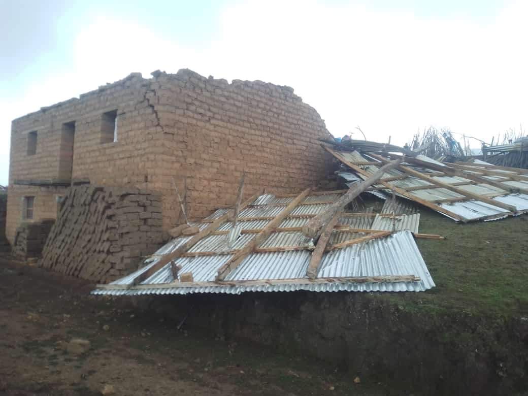 Lluvias y vientos fuertes dejan sin techo a 5 familias de Frías