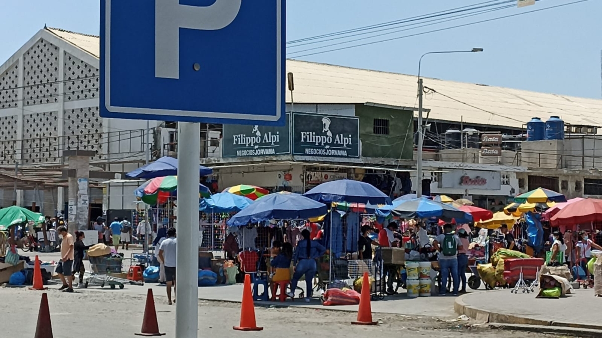 Ambulantes se rehúsan a desalojar espacios públicos del Complejo de Mercados de Piura.