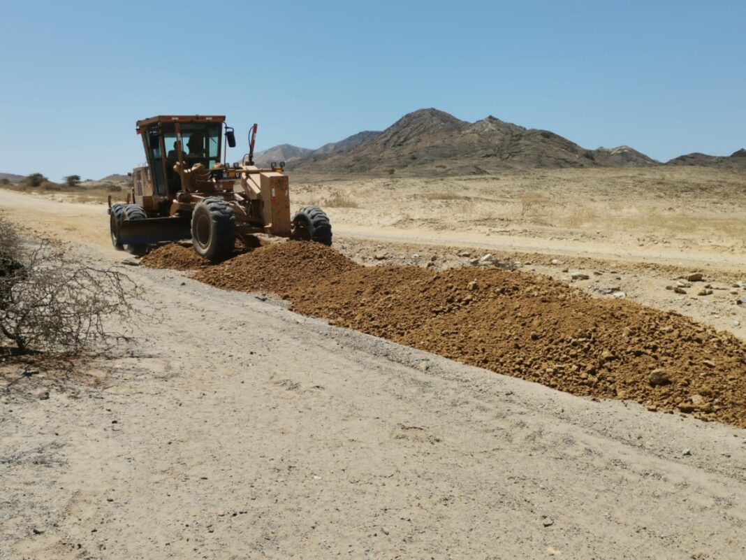 Realizan mantenimiento de la deteriorada carretera Paita hacia La Islilla