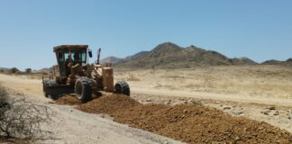 Realizan mantenimiento de la deteriorada carretera Paita hacia La Islilla