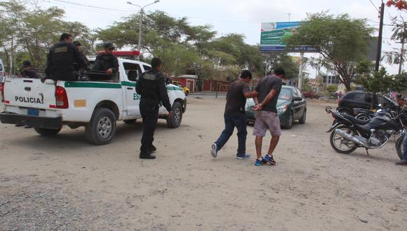 Vecinos agreden y desnudan a presunto ladrón en Vice