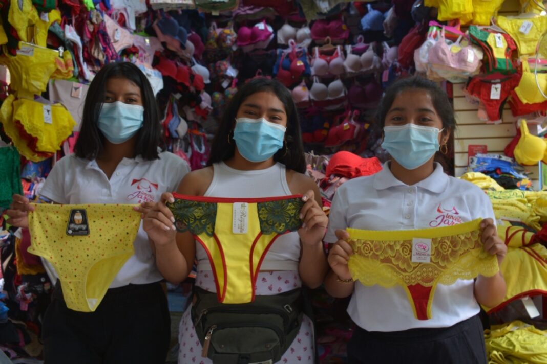 Cábalas 2022: ropa interior tricolor son furor para Año Nuevo en el mercado de Piura