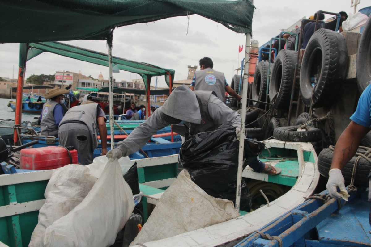 Recolectan 2 toneladas de residuos sólidos en bahía de Paita