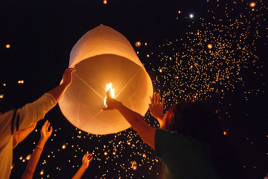 Incendio en Lima: ¿qué es un globo de la suerte, el posible causante del siniestro?