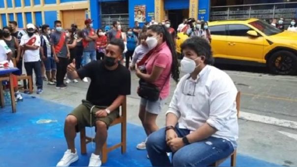 Christian Cueva regaló camisetas a niños vacunados en Lima