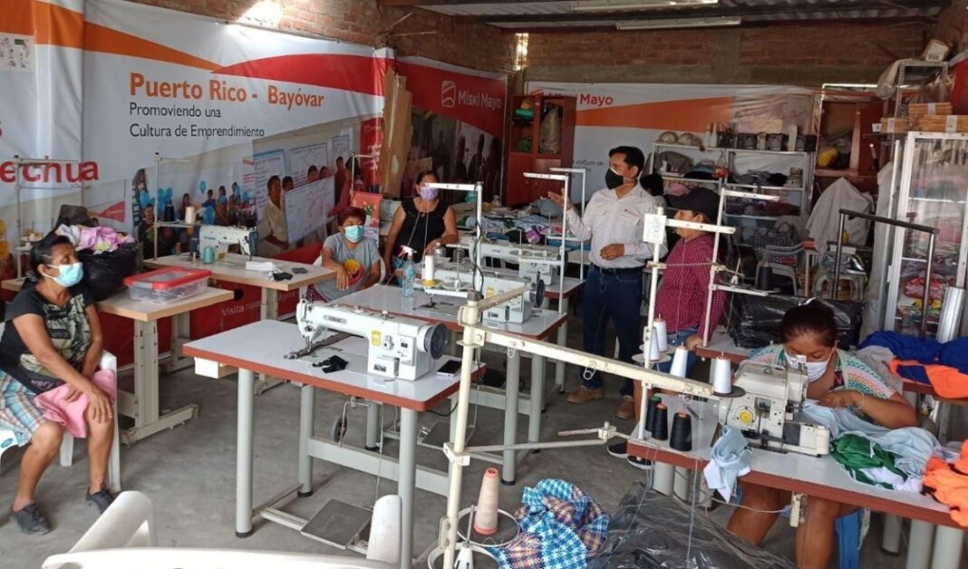 Mujeres emprendedoras reciben máquinas para confeccionar indumentaria a pescadores